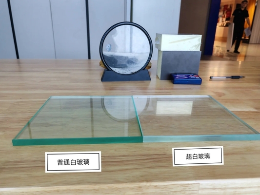 真色 2mm-19mm 平坦透明ビルディング 切断と装飾のための透明ガラス